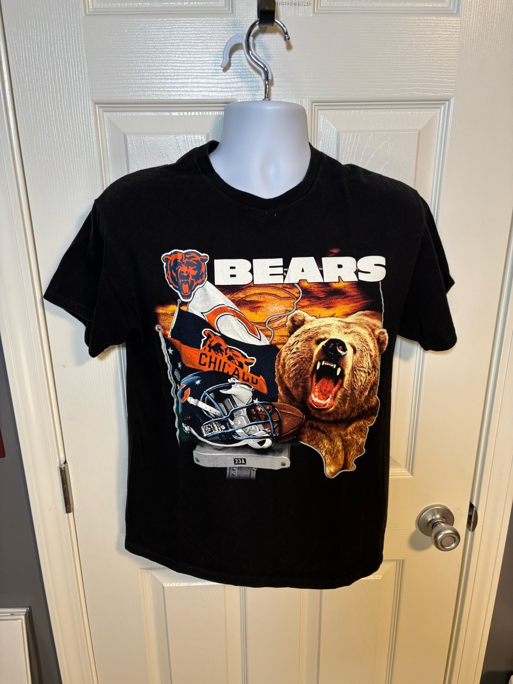 NFL Chicago Bears black cotton t-shirt with graphic of a roaring bear size Med